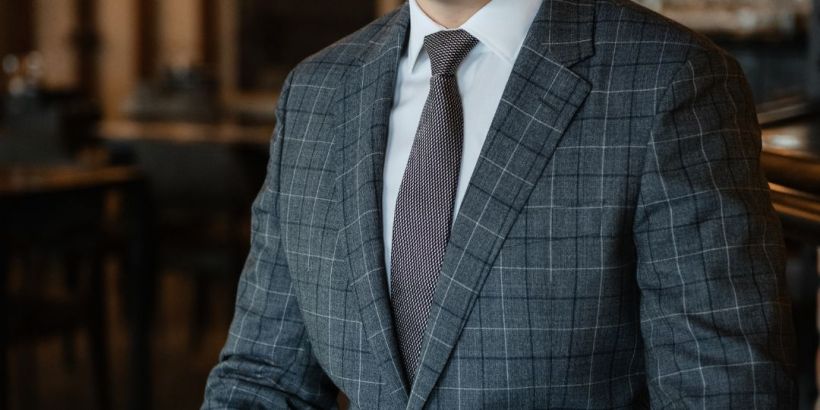 what necktie to wear with a plaid suit